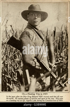 Edward Prince de Galles, futur roi Édouard VIII, puis Duc de Windsor, photographié tenant un pistolet, sur un voyage de chasse sur la Vallée Qu'Appelle Lac lors de sa tournée canadienne. Date : 1919 Banque D'Images