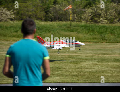 Un atterrissage contrôlé radio amateur échelle jet modèle avec moteur électrique sur piste en herbe Banque D'Images