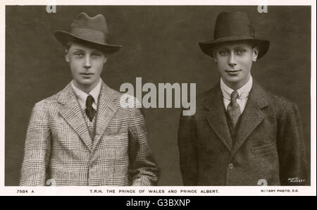 Edward, prince de Galles (futur roi Édouard VIII) (1894-1972) aux côtés de son frère le prince Albert (plus tard le roi George VI) (1895-1952) - La Couronne britannique. Date : vers 1909 Banque D'Images