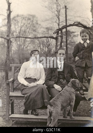 Groupe familial avec un chien dans un jardin Banque D'Images