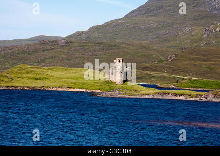 Château d'Ardvreck, Loch Assynt, Assynt, avec Quinag en arrière-plan, Sutherland, Scotland Banque D'Images