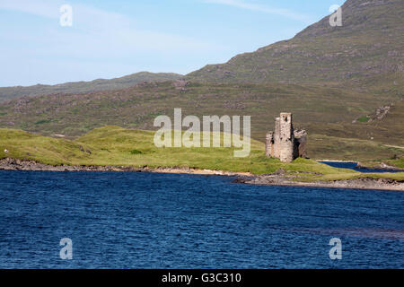 Château d'Ardvreck, Loch Assynt, Assynt, avec Quinag en arrière-plan, Sutherland, Scotland Banque D'Images