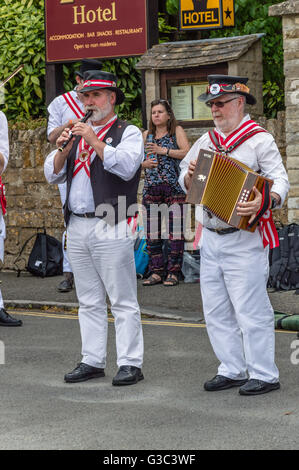 Stow on the Wold, UK - 12 août 2015 : Morris Dancers dancing dans un carré dans le village de Stow on the Wold dans les Cotswolds, Banque D'Images