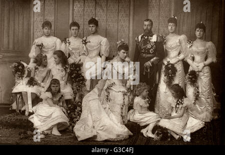 Mariage du Roi George V, alors Duc d'York, à la Princesse Victoria Marie de Teck, plus tard la reine Marie le 6 juillet 1893. Le couple est suivi par de nombreuses demoiselles. À l'arrière, de gauche, la Princesse Alexandra d'Édimbourg, la Princesse Helena Victoria d'Schlweswig- Banque D'Images