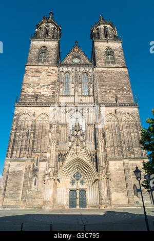 Magnifique cathédrale de Magdeburg au coucher du soleil, de l'Allemagne, Été 2016 Banque D'Images