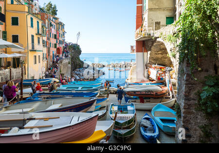 Riomaggiore, Italie - 7 septembre 2015 : les touristes dans le petit port pour les bateaux de pêche. Banque D'Images