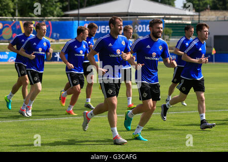 L'Irlande du Nord Niall McGinn (centre) et Stuart Dallas (2e à droite) lors de la formation au Parc de Montchervet, Saint-Georges-de-Reneins. Banque D'Images