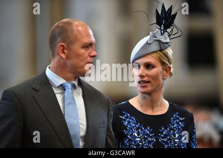 Zara Phillips et Mike Tindall arrivent à la Cathédrale St Paul à Londres pour un service national d'action de grâce pour célébrer le 90e anniversaire de la reine Elizabeth II. Banque D'Images