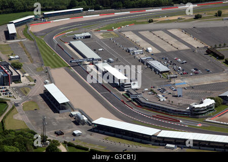 Vue aérienne de la dernière ligne droite départ ligne d'arrivée au circuit de course de Silverstone, Northamptonshire, Angleterre Banque D'Images