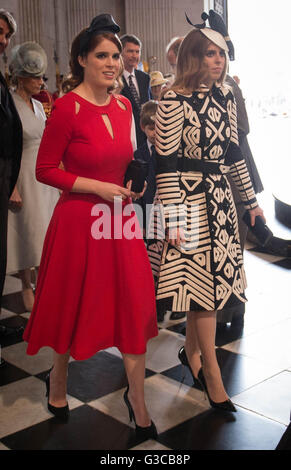 La princesse Eugénie (à gauche) et de la princesse Beatrice arrivent à la Cathédrale St Paul à Londres pour un service national d'action de grâce pour célébrer le 90e anniversaire de la reine Elizabeth II. Banque D'Images