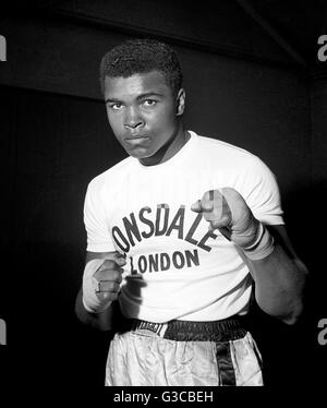 Photo de fichier en date du 29-05-1963 de Cassius Clay, en formation avant de défendre son titre World Heavyweight Championship contre Henry Cooper à Londres. Les funérailles de Mohammed Ali aura lieu plus tard que les grands fans de boxe et les proches à se préparer à dire un dernier adieu à "la plus grande". Banque D'Images