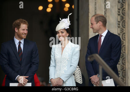 Le prince Harry, le duc et la duchesse de Cambridge quittent la Cathédrale St Paul à Londres à la suite d'un service national d'action de grâce pour célébrer le 90e anniversaire de la reine Elizabeth II. Banque D'Images