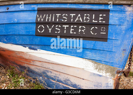 Bateau en bois Whitstable Oyster Company sur plage de Whitstable, Kent Banque D'Images