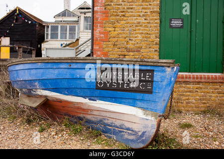 Bateau en bois Whitstable Oyster Company sur plage de Whitstable, Kent Banque D'Images