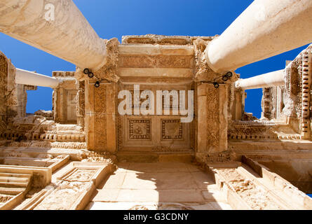 À tout droit jusqu'à l'entrée de la bibliothèque de Celsus à l'ancienne ville grecque d'Ephèse (Turquie). Banque D'Images