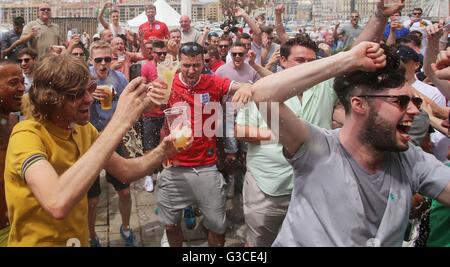 Chant des fans de l'Angleterre à Marseille la vieille ville, avant leur premier match de l'équipe de l'Euro 2016 contre la Russie, le tournoi de soccer le samedi. Banque D'Images