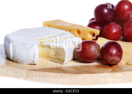 Le fromage et les fruits sur fond blanc Banque D'Images