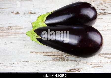 Deux aubergines fraîches,en bois sur fond clair. Télévision,horizontale vue d'en haut. Banque D'Images