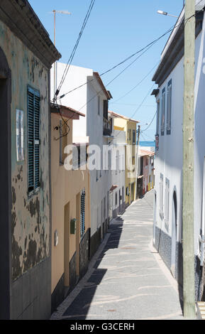 Tout petit village au bord de l'Atlantique sur l'île de Madère appelé Paul do Mar avec de petites maisons anciennes Banque D'Images