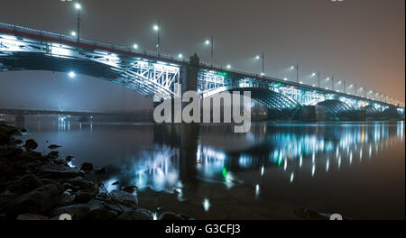 Bridge illuminé de nuit dans le brouillard. Poniatowski Bridge Banque D'Images