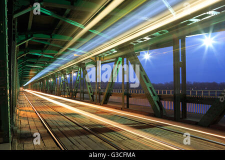 Le tram de la circulation sur le pont pendant la nuit.Gdanski bridge Banque D'Images