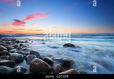 Coucher de soleil sur la mer Baltique. La plage de galets dans Rozewie Banque D'Images