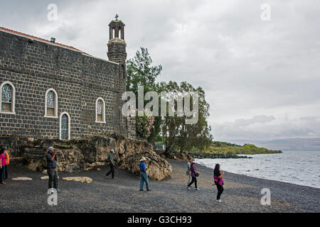 Israël, Tabgha, Saint Peter's Church, l'église de la primauté, vue extérieure, de basalte, de la mer de Galilée, les touristes, Banque D'Images
