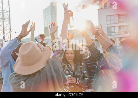 Les jeunes adultes dancing at rooftop party Banque D'Images