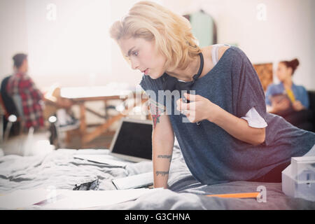 Female college student studying on bed Banque D'Images