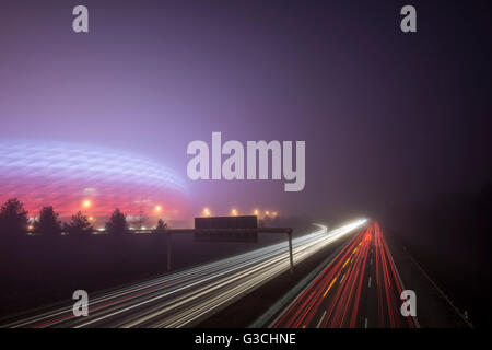 Exposition longue durée de nuit, Allianz Arena et de l'autoroute Banque D'Images