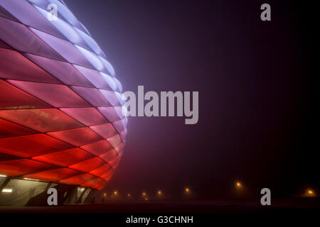 Exposition longue durée de nuit, Allianz Arena et de l'autoroute Banque D'Images