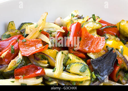 Sautés de légumes aux poivrons et courgettes Banque D'Images