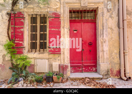 Porte et fenêtre à Arles, Bouches-du-Rhône, Provence-Alpes-Côte d'Azur, dans le sud de la France, France, Europe, Banque D'Images