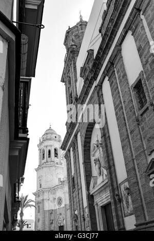 Église façade Santiago, clocher de la cathédrale, Cadix, Andalousie, Espagne, Europe Banque D'Images