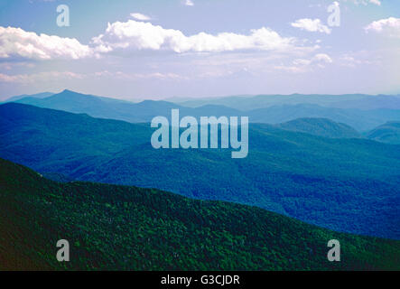 Vue sud-ouest de Mt. Mansfield (4393') dans les Montagnes Vertes, Stowe, Vermont, Etats-Unis Banque D'Images
