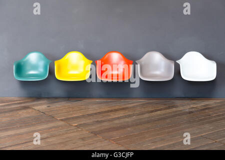 Allemagne, Bade-Wurtemberg, Weil am Rhein, rangée de chaises colorées dans l'entrée Banque D'Images