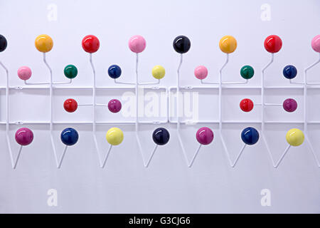 Coatrack blanc avec crochets sphère colorée Banque D'Images