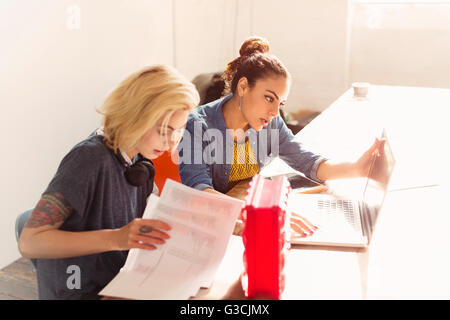 Creative Business avec ordinateur portable et paperwork in office Banque D'Images