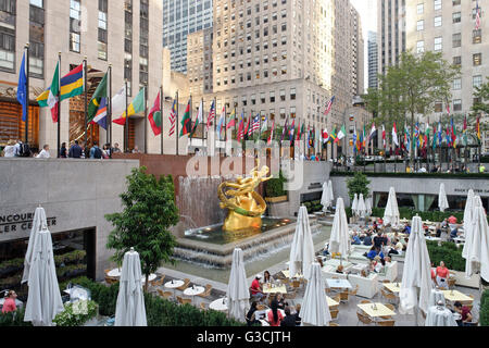 Le Rockefeller Center, café sur la Rockefeller Plaza à Midtown, Manhattan, New York City, USA Banque D'Images