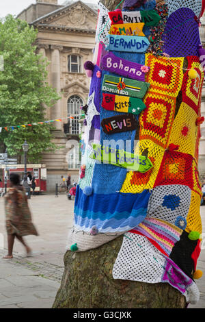 Le tronc d'un arbre recouvert d'une mosaïque de motifs lumineux de couleur en, dans le marché du pavillon, Preston, Lancashire, UK Banque D'Images