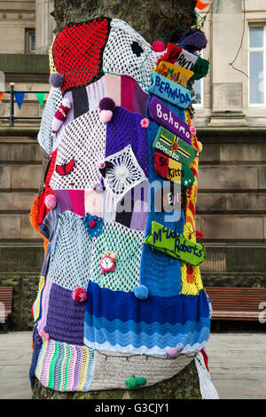 Le tronc d'un arbre recouvert d'une mosaïque de motifs lumineux de couleur en, dans le marché du pavillon, Preston, Lancashire, UK Banque D'Images