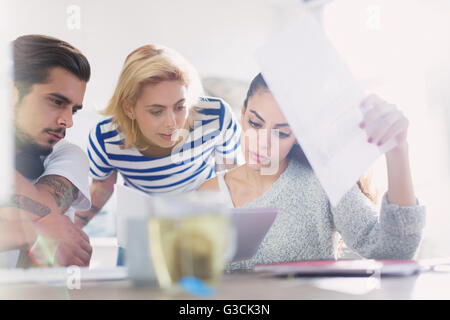 Jeunes gens d'affaires créatifs reviewing paperwork Banque D'Images