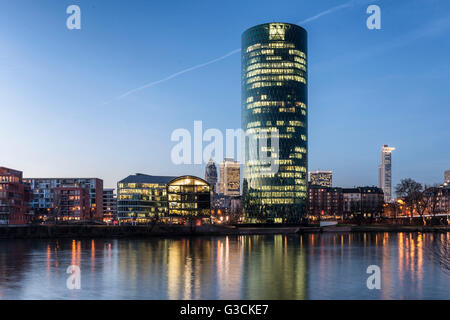 Allemagne, Hesse, Francfort sur le Main, Westhafen avec la tour Westhafen et les toits Banque D'Images