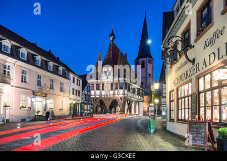 Michelstadt, Hesse, Allemagne, l'hôtel de ville historique dans le crépuscule Banque D'Images