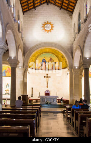 Israël, Cisjordanie, Nazareth, l'église St. Joseph, de l'intérieur, nef centrale, autel, religion Banque D'Images