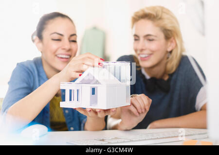 Les jeunes femmes architectes de l'assemblage house model Banque D'Images