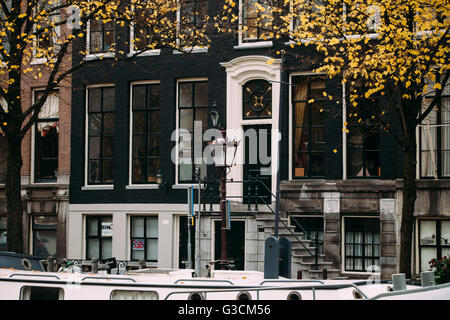 Vue d'un navire sur un canal typique maison à Amsterdam, Banque D'Images