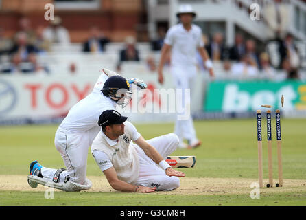 L'Angleterre James Anderson tente de s'exécuter hors du Sri Lanka Kasul Mendis durant la deuxième journée de l'Investec troisième test match à Lord's, Londres. Banque D'Images