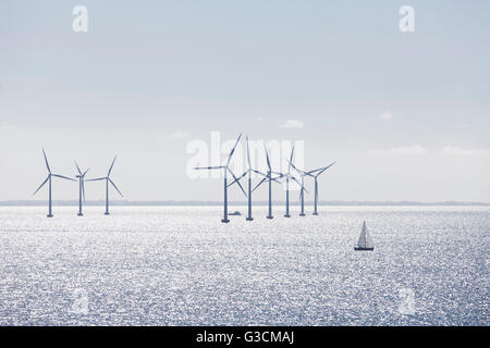 Éoliennes dans la mer Baltique, près de pont de l'Öresund, Banque D'Images