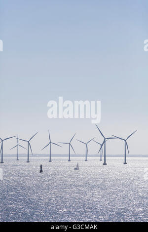 Éoliennes dans la mer Baltique, près de pont de l'Öresund, Banque D'Images